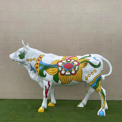 Sculpture de vache en résine grandeur nature, peinture à la main, Statue de taureau en fibre de verre pour la décoration